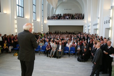 Hermann Otto begrüßt  die Sangesfreude