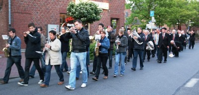 Der Musikverein holt die Sänger am Markt ab